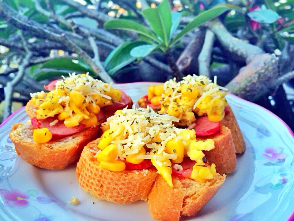 cheesy sweet corn saussage bruschetta 👌🍃|adilahselvyahさん