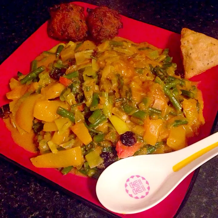 Green Creole Curry avec Vegetable Pakoras & Samosas|rhi chanさん