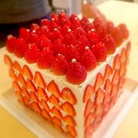 150 strawberries cube cake