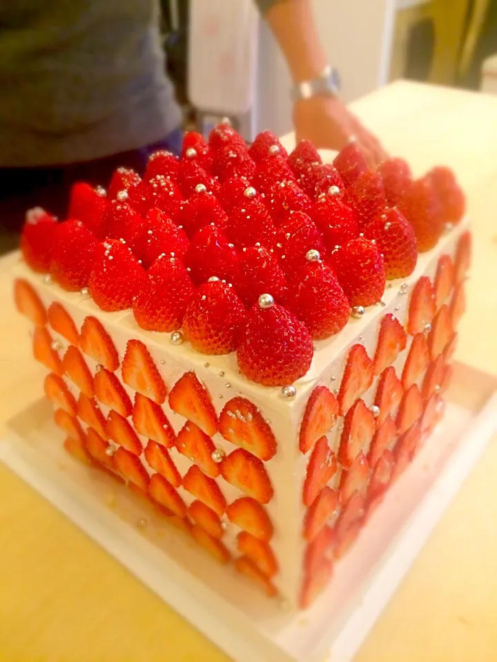 150 strawberries cube cake|Moeさん