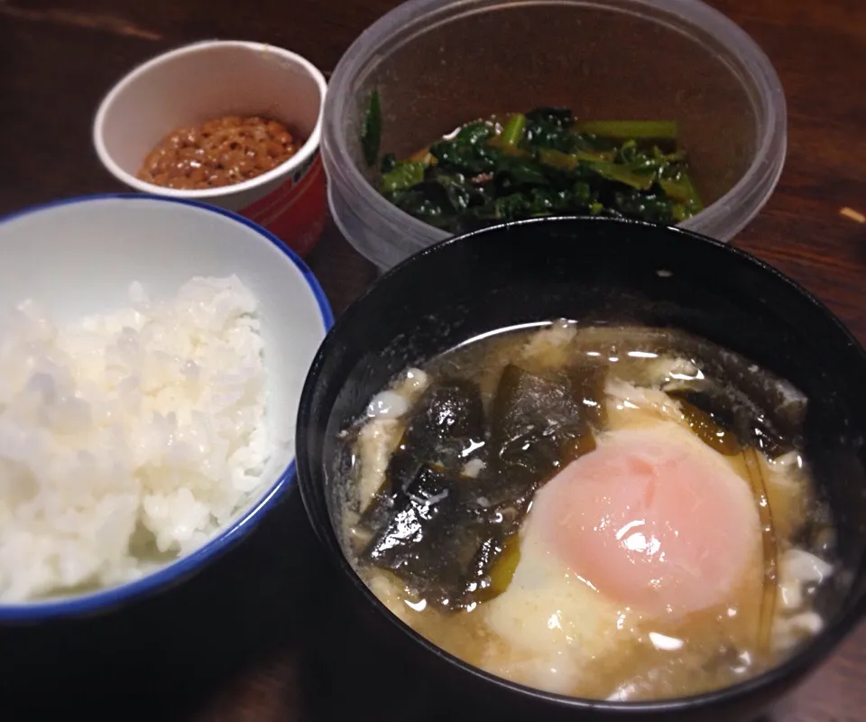 Snapdishの料理写真:朝ごはん 玉子入り味噌汁 かき菜からし和え 納豆 白飯 豆乳オレ|ぽんたさん