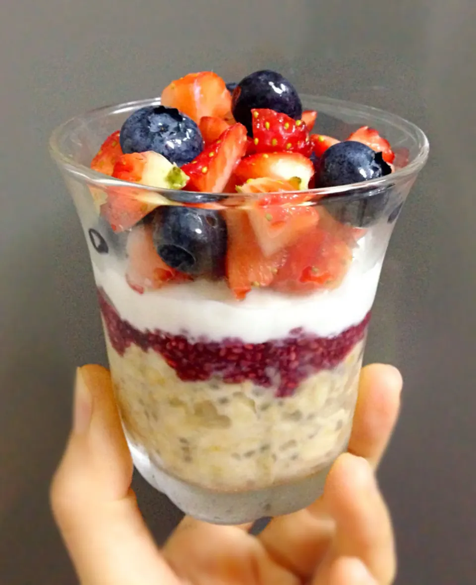 Banana overnight oats with pomegranate chia pudding, yogurt, blueberries and strawberries|coxiella24さん