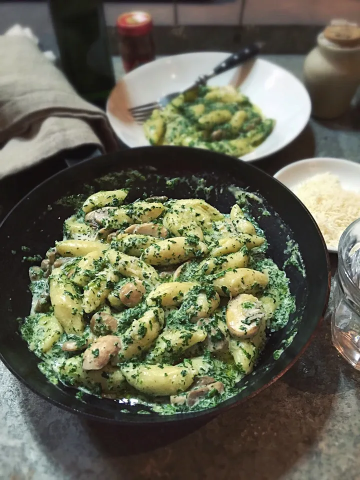 Snapdishの料理写真:Gnocchi with spinach,mushroom and cream|rick chanさん