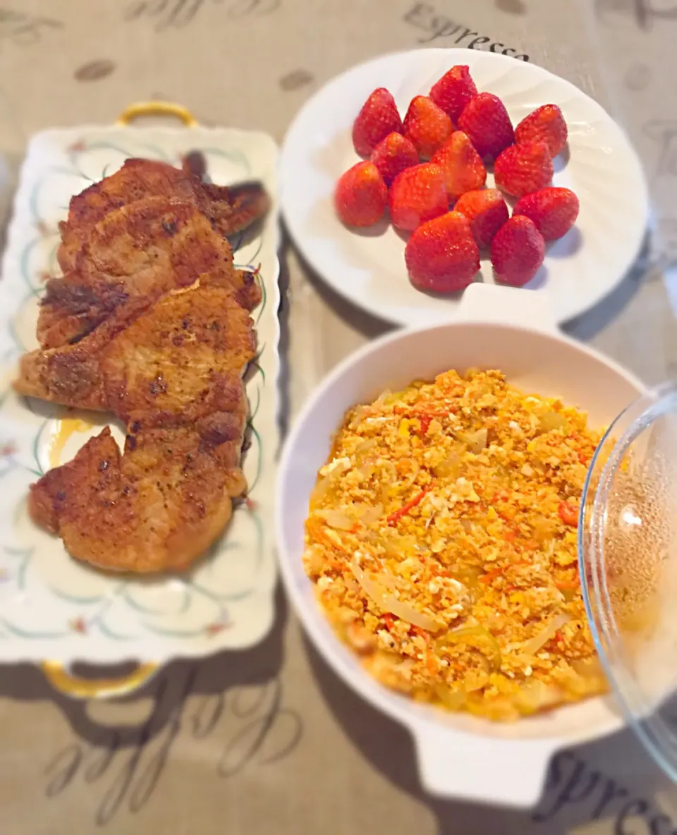 Snapdishの料理写真:Pork chops w/ tomatoe egg sauce and strawberry 😍|Jasminさん