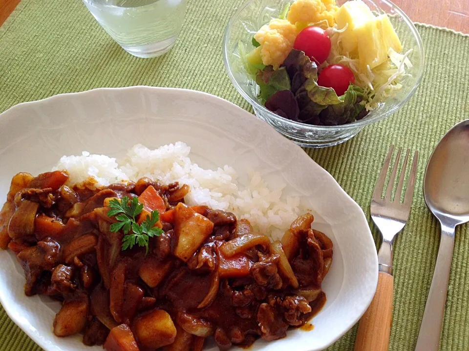 牛肉のカレーライス🍀とミニサラダdeお昼ごはん|nono_miさん