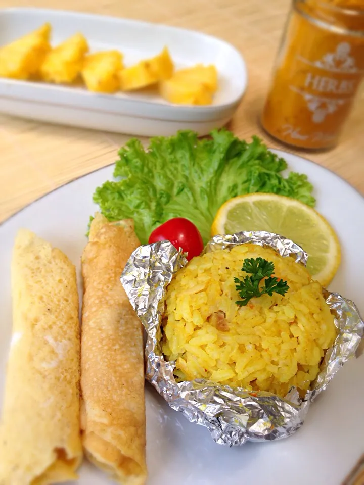 Snapdishの料理写真:Yellow rice with roll egg|ummy_absurdさん