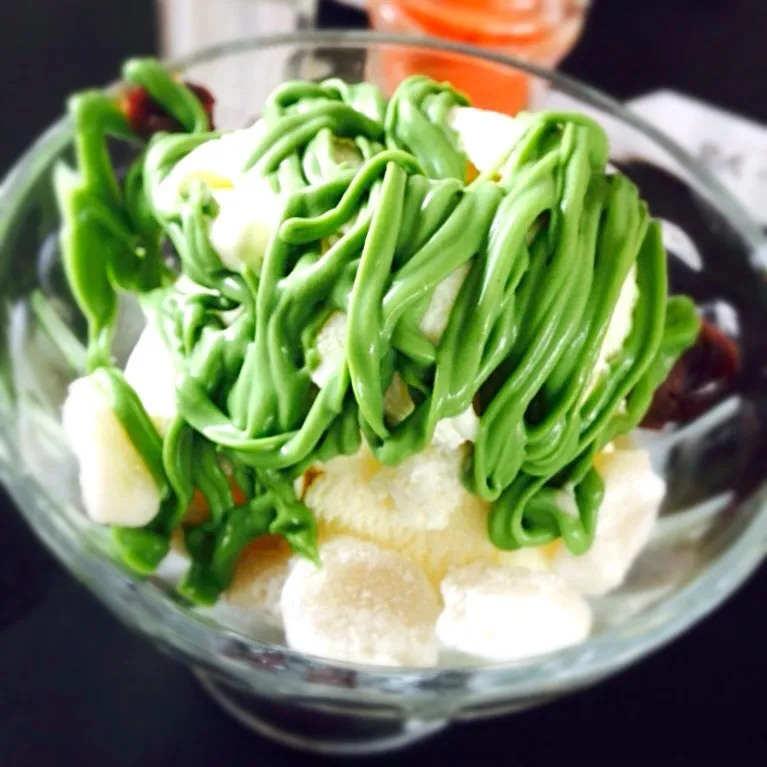 Vanilla ice cream with green tea and mochi|ummy_absurdさん