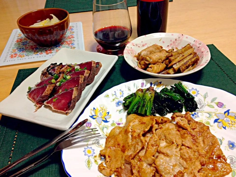 Snapdishの料理写真:三連休休めたような休めなかったような…鰹のたたき・富良野豚肉の生姜焼き・ほうれん草の胡麻和えでひさびさお家ワインします✨|ちーねーさん