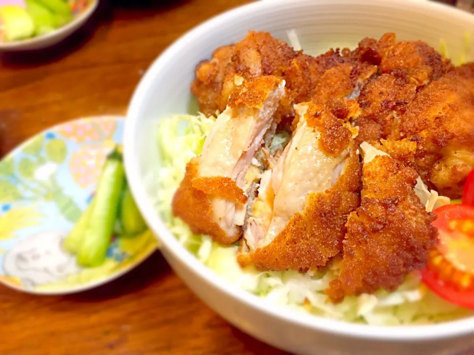 チキンカツ丼。タレはケチャップ&ソース、胡麻味噌ダレ、ニンニク醤油の3種類を作りました|tesasakiさん