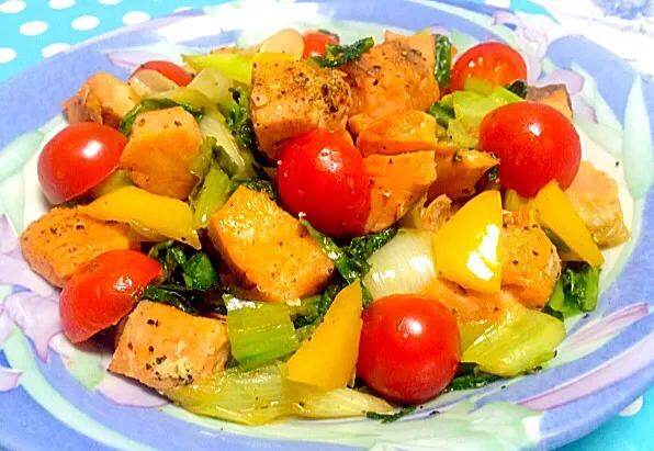 ペッパーサーモンと野菜の炒め物 - Pepper Salmon fried in olive oil with sliced lettuce, yellow pepper & tomatoes❤️😋✨|Liezlさん