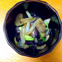 Snapdishの料理写真:なすと玉ねぎの味噌炒め|れんげさん