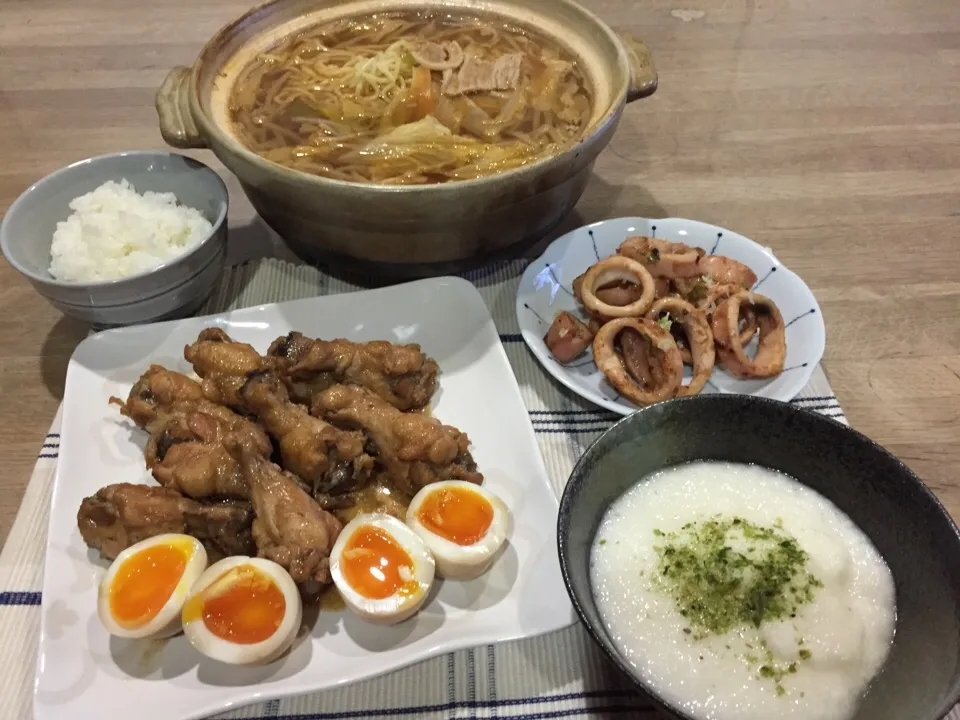 鶏手羽元の簡単すっぱ煮・野菜たっぷり鍋ラーメン・イカごま醤油炒め・とろろ|まーままさん