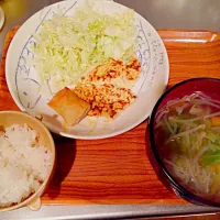 朝ごはん、豆腐ハンバーグと野菜スープ|垣尾琢真さん