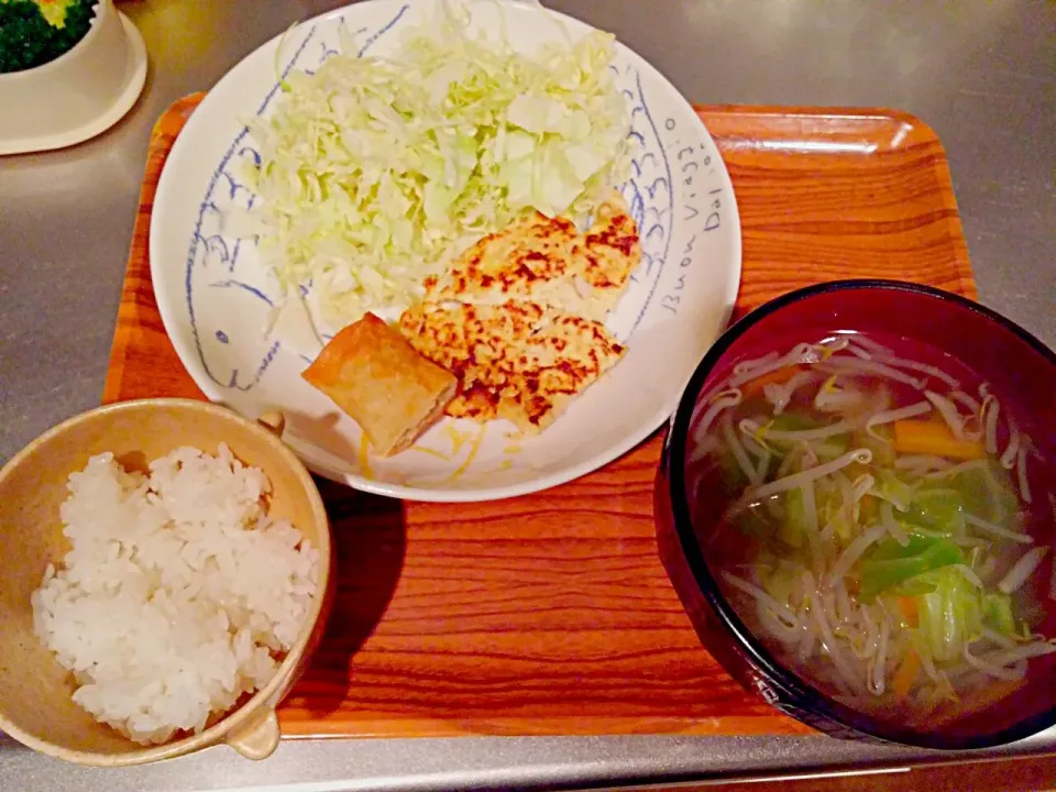 朝ごはん、豆腐ハンバーグと野菜スープ|垣尾琢真さん