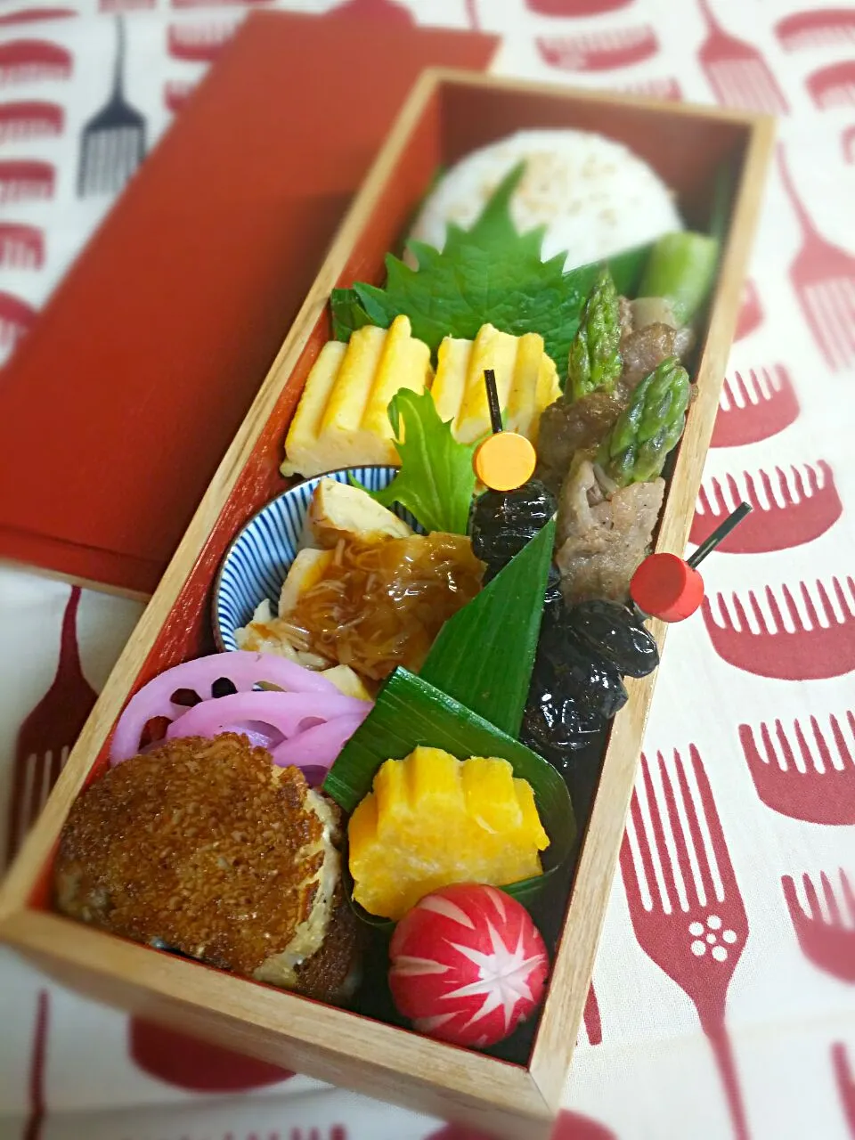 Snapdishの料理写真:《火曜日のお弁当》

・アスパラ黒毛和牛巻き
・筍のおかかなめ茸和え
・えのき根本ステーキ
・紅酢蓮根
・だし巻き玉子
・自家製黒豆煮
・安納芋塩茹で煮

行ってらっしゃ～い♡|藤田 まり子さん