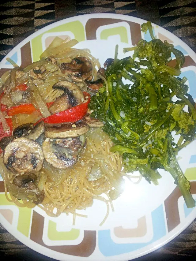 whole wheat pasta, stir-fry and rapini after a long weekend! #wholewheat #pasta #veggies #stirfry #rapini #Healthy #cleaneating #vegan #Vegetarian|CleanEatsさん