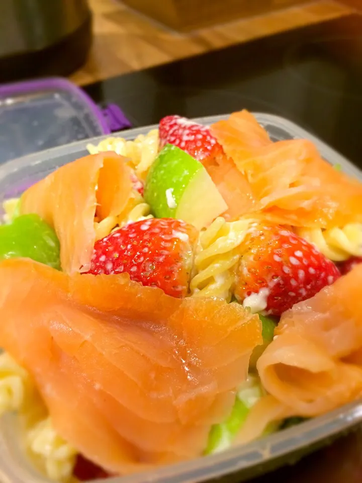 Fruit and pasta salad with smoked salmons|Cook from Londonさん