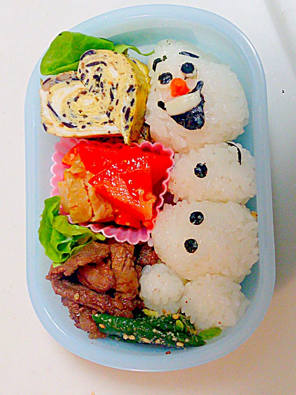 幼稚園お弁当。塩おにぎり、牛肉時雨煮、ニンジントマト煮、いんげん豆ごま和え等。|やよさん