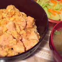 Snapdishの料理写真:親子丼・お味噌汁・温サラダ|ひのさん