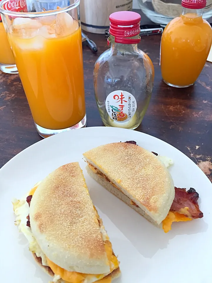 Egg and bacon sandwiches with Mikan juice|lauren shannonさん