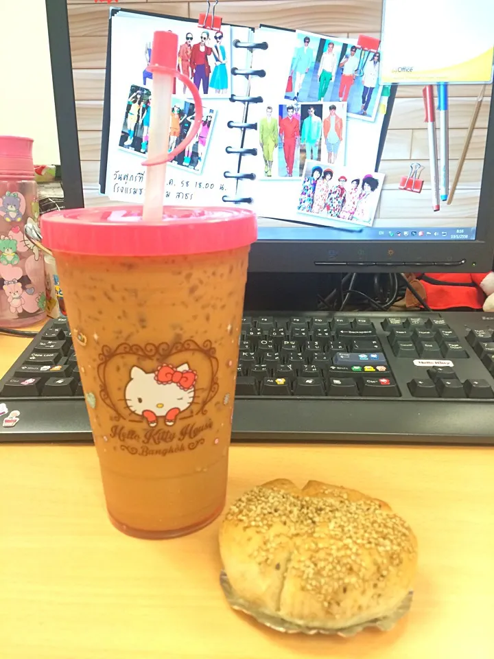 Whole Wheat Bun with White Kidney Bean & Hello Kitty Coffee|Nuiny Sarisaさん