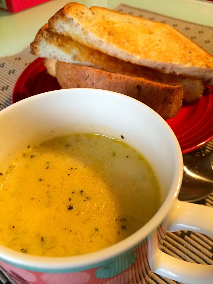 Creamy broccoli soup with rye toast|Nigel Nakadaさん