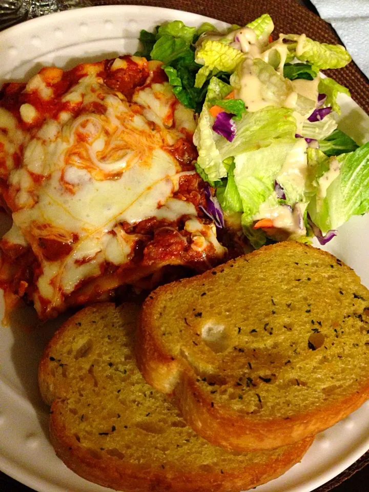 Snapdishの料理写真:Lasagna, Caesar salad & garlic bread|killyさん