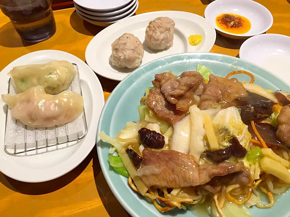 肉焼きそばに焼売と餃子|マハロ菊池さん