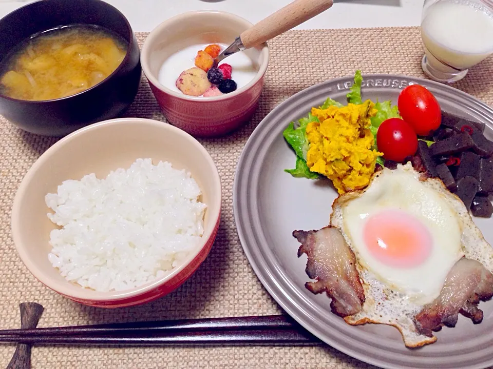 Snapdishの料理写真:ベーコンエッグ かぼちゃサラダ 蒟蒻のピリ辛煮 玉ねぎ油揚げの味噌汁 ヨーグルト 牛乳|にゃろめさん