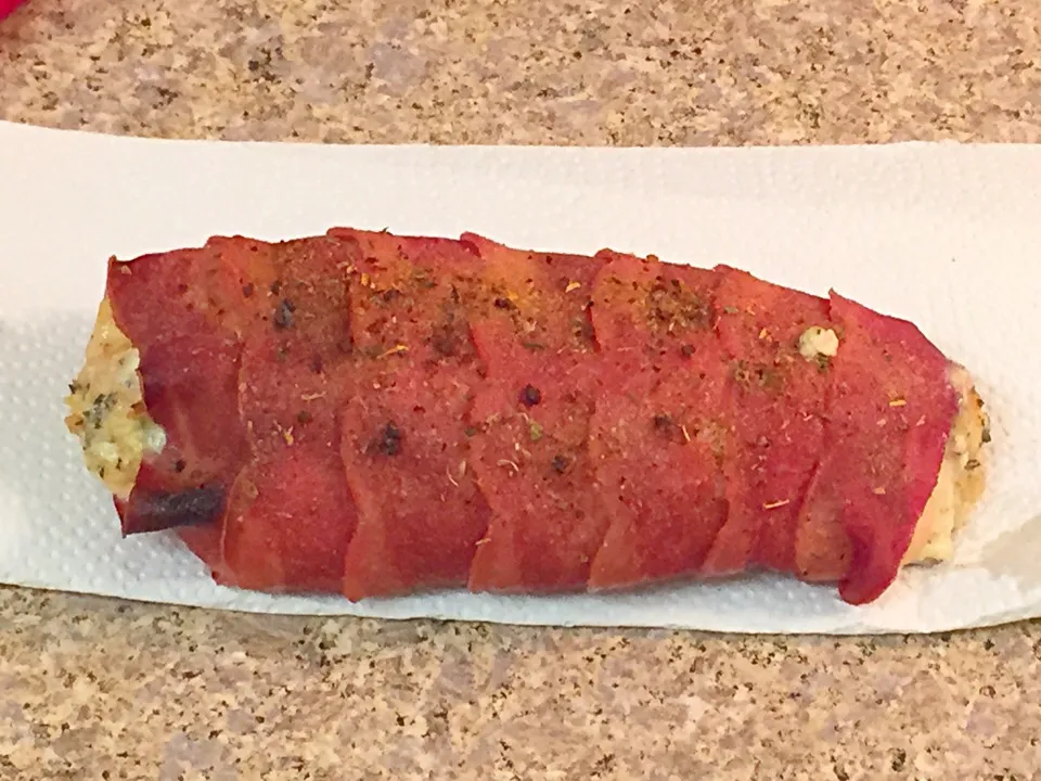 Turkey Bacon-wrapped Chicken breasts stuffed with rosemary,thyme, and cheese|Tracy Adamsさん