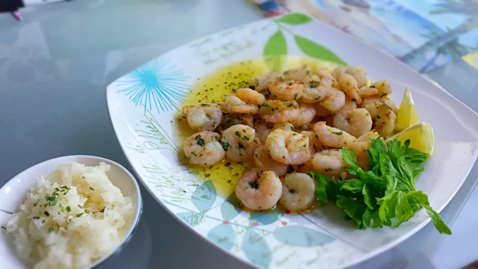 Snapdishの料理写真:Garlic Butter Prawns and Rice|Kelly Ngoc Nguyenさん