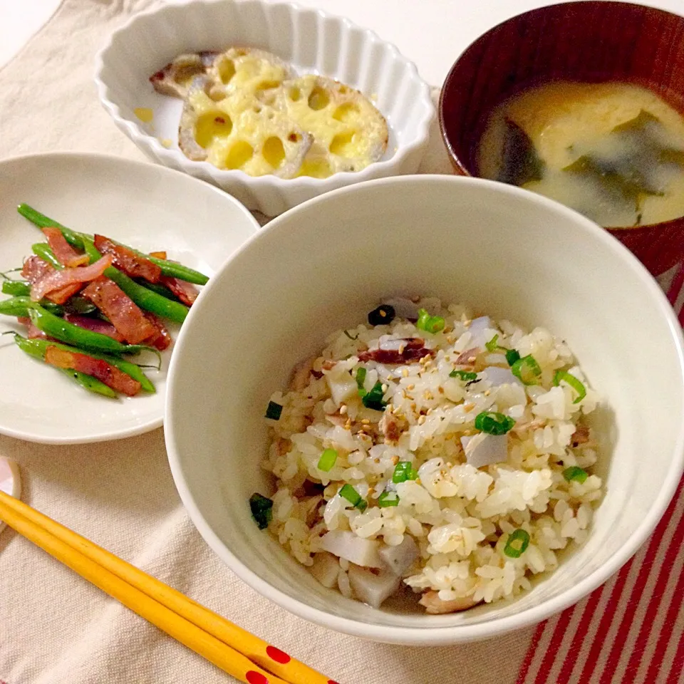 焼き秋刀魚とれんこんの炊き込み御飯・インゲンとベーコンのソテー・れんこんのチーズ焼き・お味噌汁(わかめ×揚げ)|Accaさん