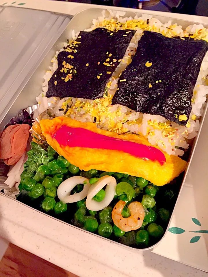 パパお弁当🍱 オムレツ  シーフードとグリーンピースの炒め物  大根の漬け物  梅干  海苔弁当|ch＊K*∀o(^^*)♪さん