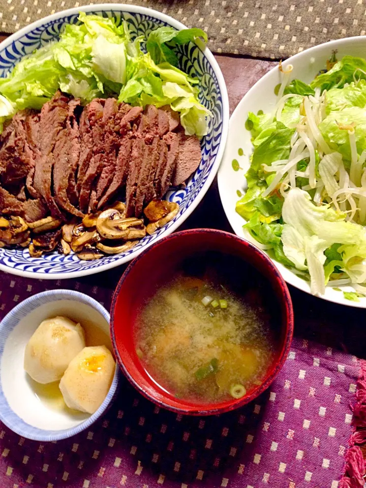 ローストビーフ 里芋の煮物 サラダ 味噌汁|掛谷節子さん