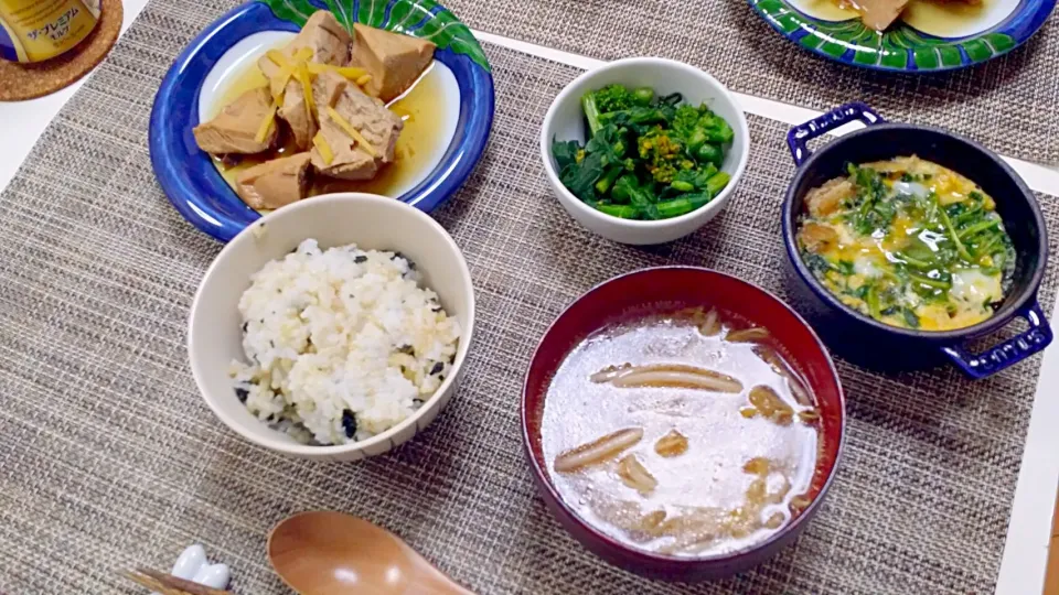 今日の夕食 鰹の角煮、菜の花のからし和え、豆苗の卵とじ、もやしの味噌汁、わかめごはん|pinknari🐰🌈さん