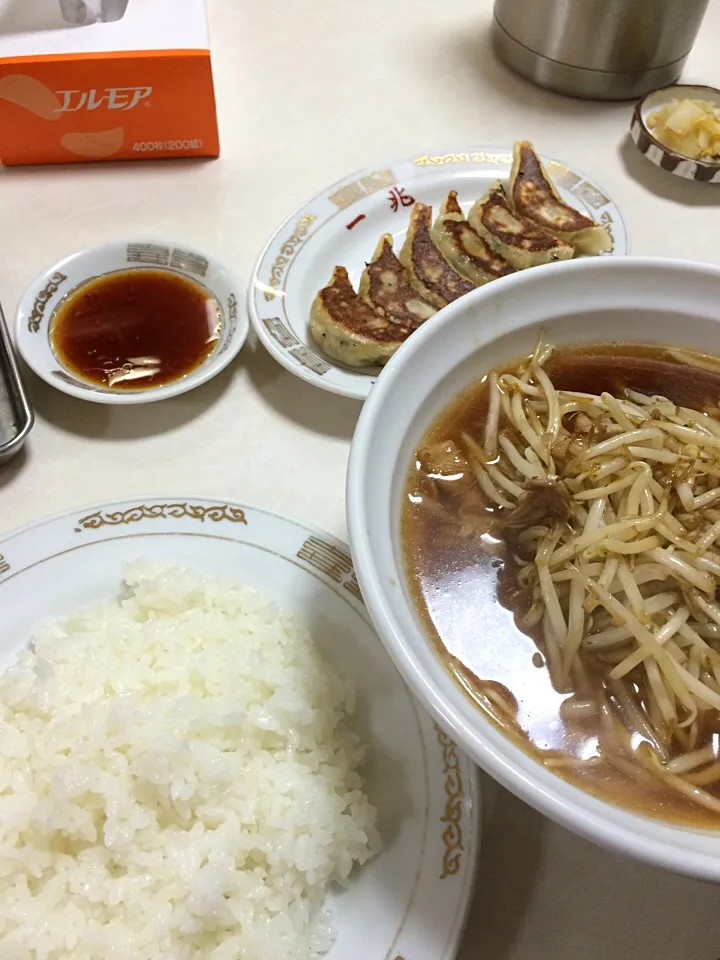 モヤシラーメン餃子ライス|すえたけさん