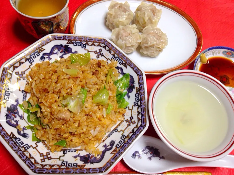 自分が夕方まで牡蠣小屋で食べていたので、手抜き夕飯。自家製煮豚とレタス、長ネギ、卵使ってチャーハン。横浜中華街で買った聘珍楼のシューマイは肉の旨みがグッドでした。スープは薄切り大根。|Keiko Moritaさん