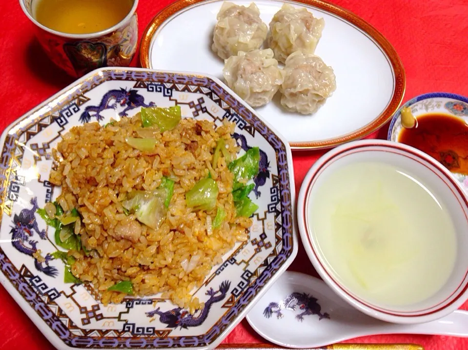 自分が夕方まで牡蠣小屋で食べていたので、手抜き夕飯。自家製煮豚とレタス、長ネギ、卵使ってチャーハン。横浜中華街で買った聘珍楼のシューマイは肉の旨みがグッドでした。スープは薄切り大根。|Keiko Moritaさん