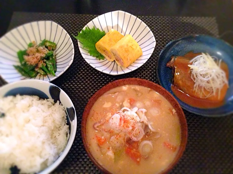 サバの味噌煮、ハムチーズ入り出し巻き卵、オクラのおひたし、豚汁|ayumiさん