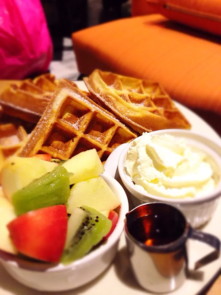 Rum Soaked Fruits Waffles|Sam: photos by iPhoneさん