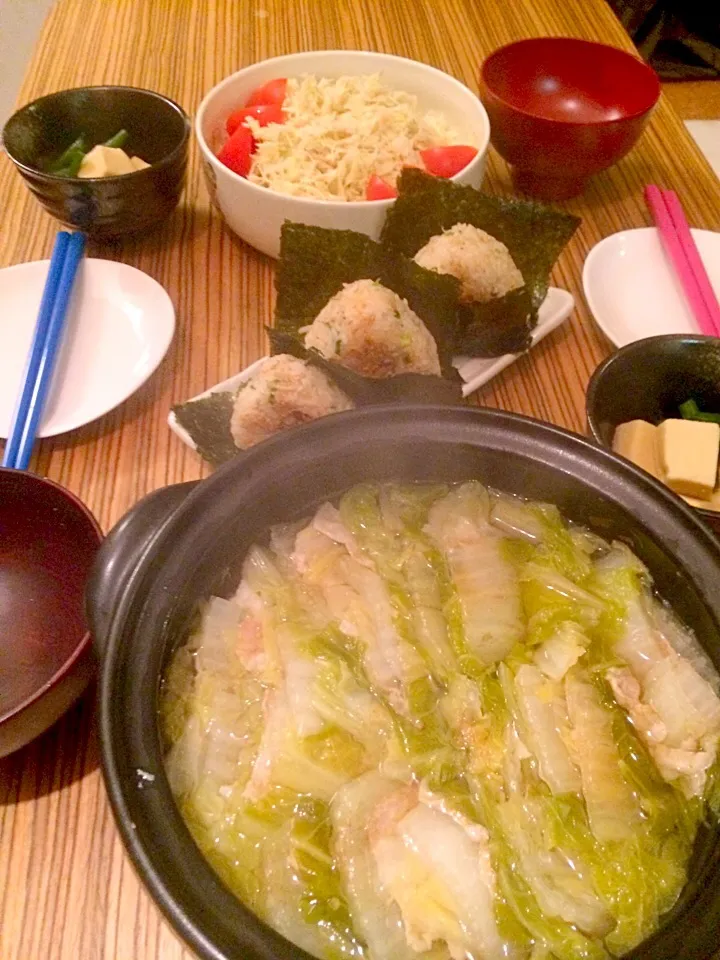 ＊晩ごはん＊ 白菜と豚バラのスープ鍋 ジャコと胡麻と青ネギの焼きおにぎり 高野豆腐の含め煮 キャベツとツナのサラダ|pinoyamaさん