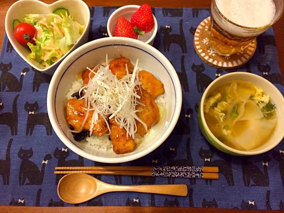 Snapdishの料理写真:ピリ辛オイスター照りチキ丼 たらマヨサラダ カイワレ大根の中華スープ 苺|haseseさん