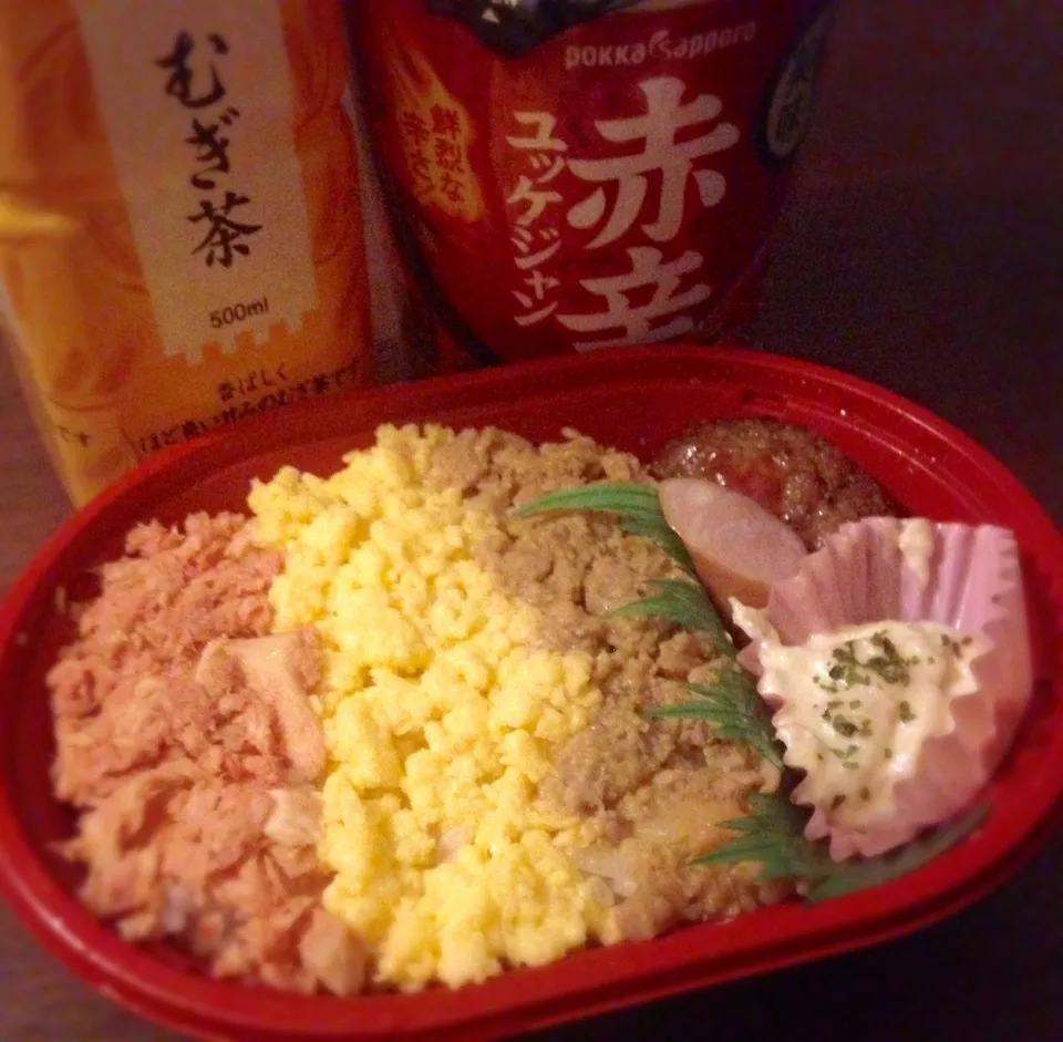 夜食 三色そぼろ弁当              韓湯美味  赤辛ユッケジャン        たけのこの里レーズンホワイト|ぽんたさん