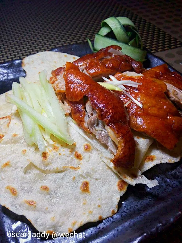 Homemade fried duck with cucumber, green onion, sweet bean sauce and pancakes.|Gavin Wong (香港の人々)さん