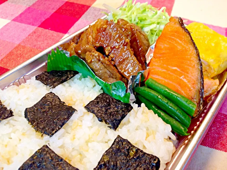 めずらしくお弁当♡焼肉、千キャベ、鮭、たまごやき、いんげん、海苔ご飯|ひかるんさん