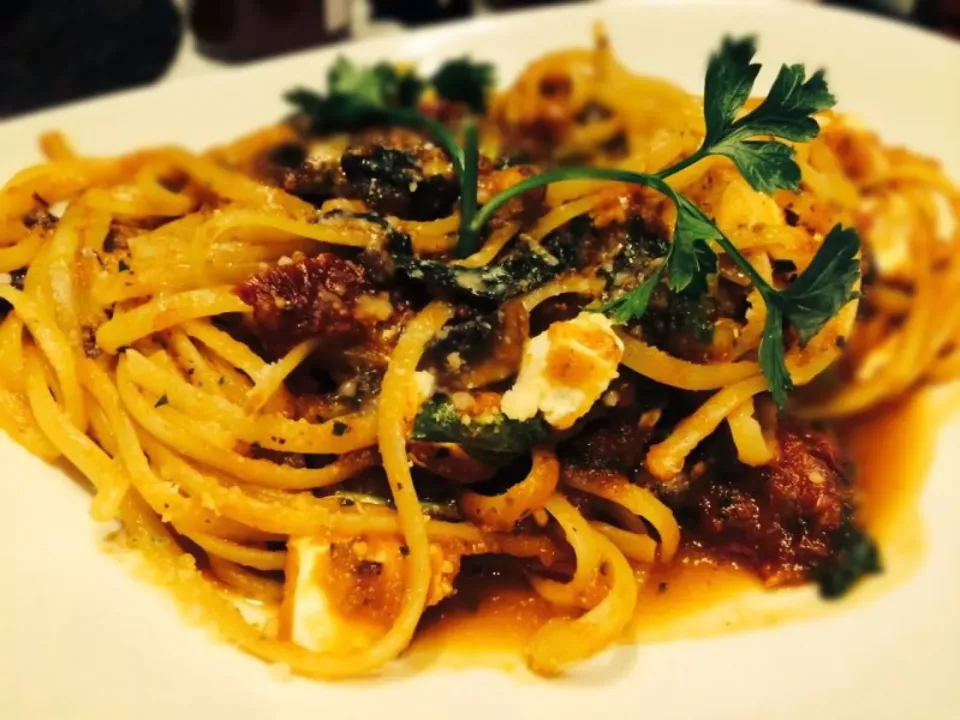 Vegetarian Pasta with mushroom, feta, spinach and pamadoro sauce|Sergio Lacuevaさん