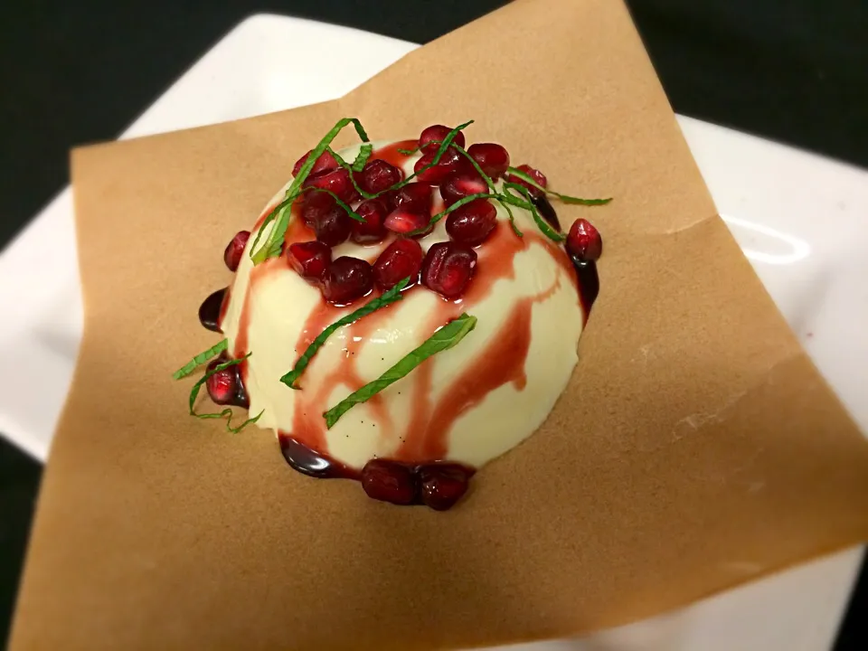 Goats Milk Panna Cotta with Pomegranate Gastrique & Arils|LBさん