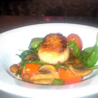 pan seared Sea Scallop on bed of warm Baby Spinach & Button Mushroom Salad|Bryan S. Mooreさん