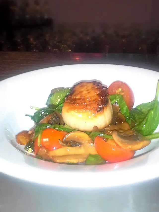 pan seared Sea Scallop on bed of warm Baby Spinach & Button Mushroom Salad|Bryan S. Mooreさん