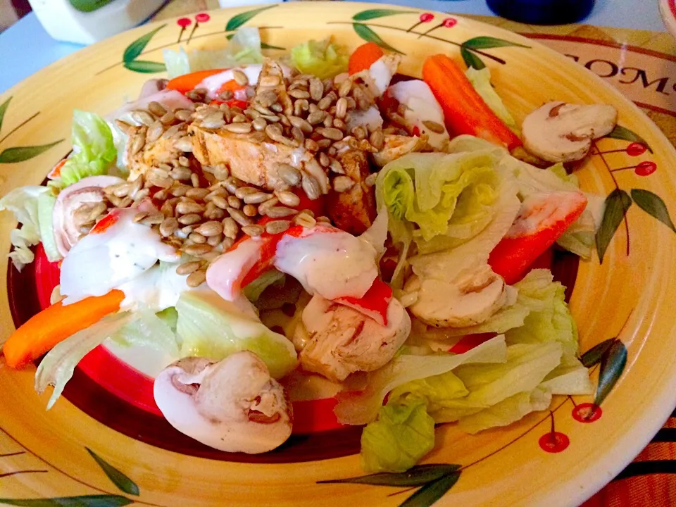 Salad with sunflower kernels|lalapoさん